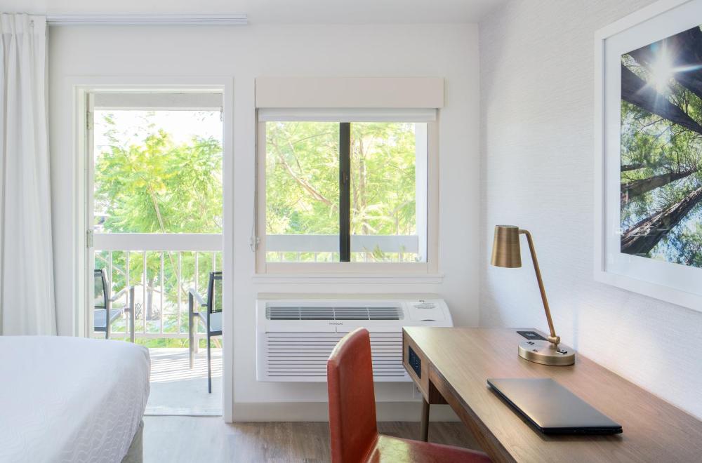 Premier Balcony Two Queens interior